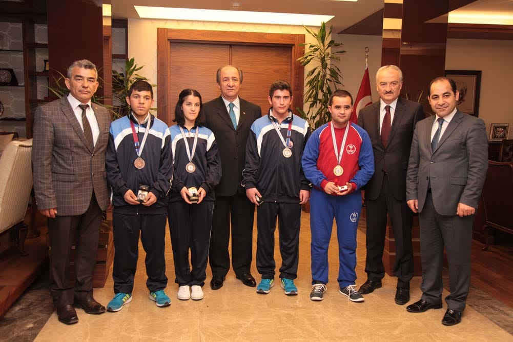 VALİ KARA, ÖZEL SPORCULARI ÖDÜLLENDİRDİ