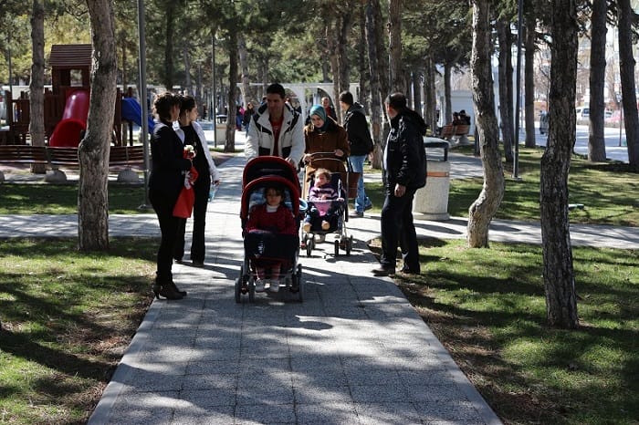 ANATOLİA TURİZM DERNEĞİ KARANFİL DAĞITTI