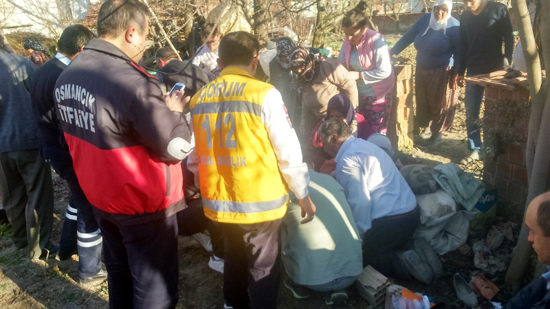 YAŞLI KADIN AYAĞINI MAKİNEYE KAPTIRDI