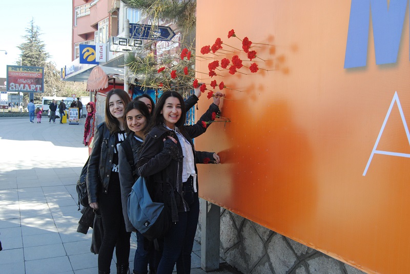 MADEN’İN KARANFİLLİ BİLBOARDI DİKKAT ÇEKTİ