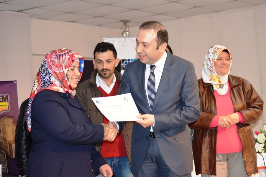 BAŞARILI GİRİŞİMCİLERE SERTİFİKA VERİLDİ