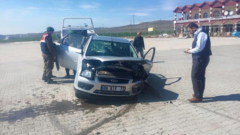 OTOMOBİL DİNLENME TESİSİNE DALDI