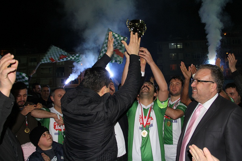 FUTBOL TURNUVASINDA ŞAMPİYONLUK SEVİNCİ