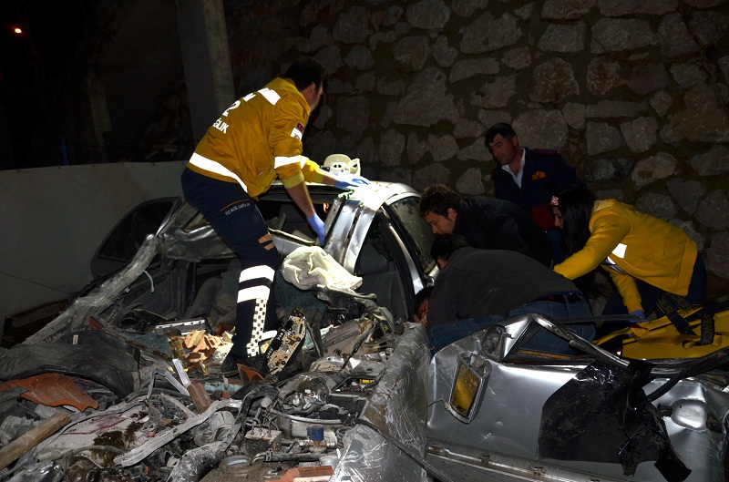 OTOMOBİL EVİN ÇATISINA DÜŞTÜ