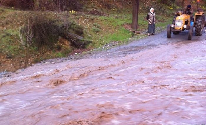 KARGI’DA DERE TAŞTI, 2 KÖYE ULAŞIM KAPANDI