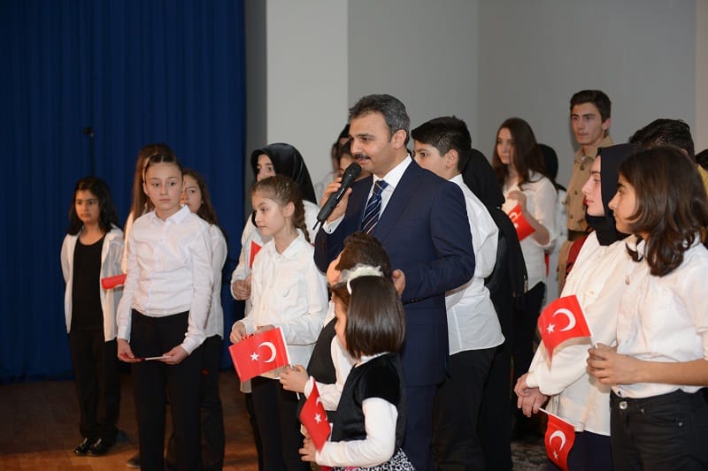 BAŞKAN BU GENÇLERİ ALINLARINDAN ÖPTÜ