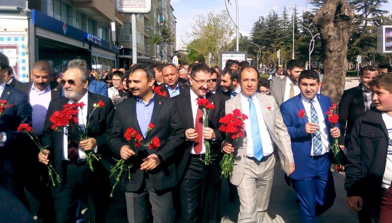 AK PARTİLİLER KARANFİL DAĞITTI