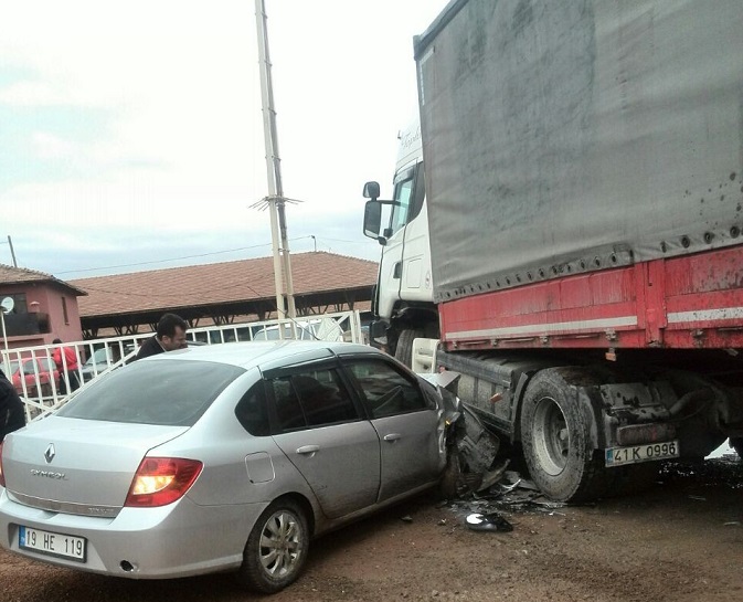 ÇORUM’DA OTOMOBİL TIRA GİRDİ