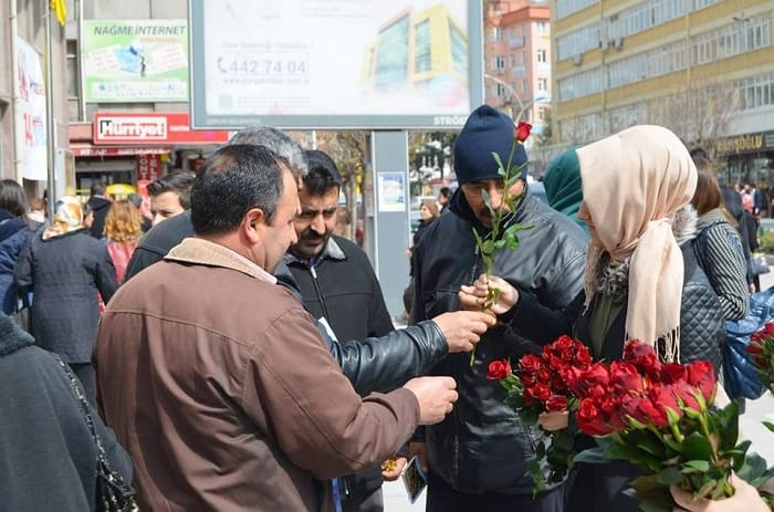 ÜNİVERSİTE ÖĞRENCİLERİ GÜL DAĞITTI
