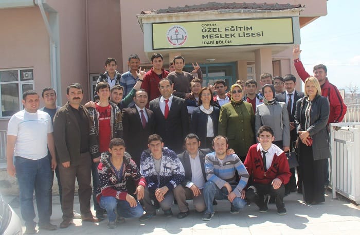 İŞİTME ENGELLİLERİN MÜFREDATI AYRI OLMALI