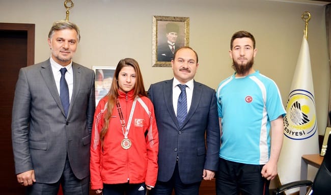 EYVAZ’DAN BAŞARILI SPORCUYA ÖDÜL