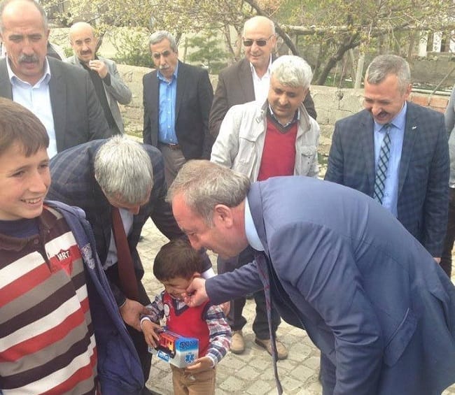 BAŞKAN ŞAHİNER ÇOCUKLARI SEVİNDİRDİ