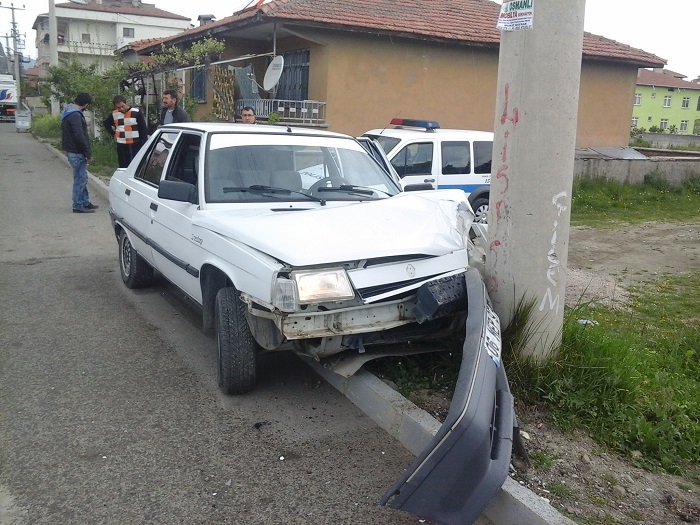 ÇORUM’DAKİ SÜRÜCÜ DİREĞE FENA ÇARPTI