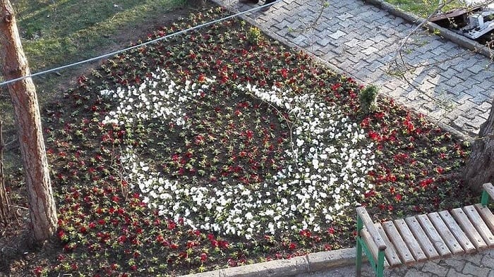 ŞEHİTLİK ÇİÇEKLERLE DONATILDI