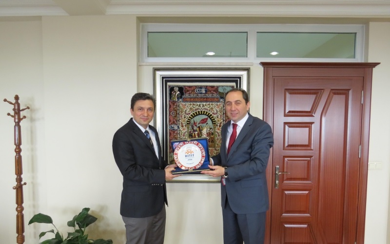 REKTÖR ALKAN’DAN KAYMAKAM’A PLAKET