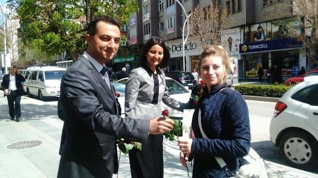 MHP VATANDAŞLARA GÜL DAĞITTI