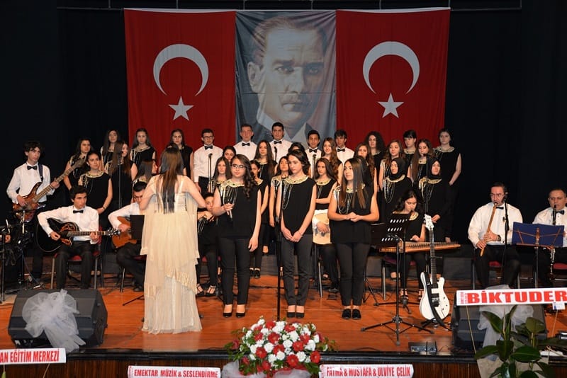 ANADOLU LİSESİ’NDEN MUHTEŞEM KONSER VE SERGİ