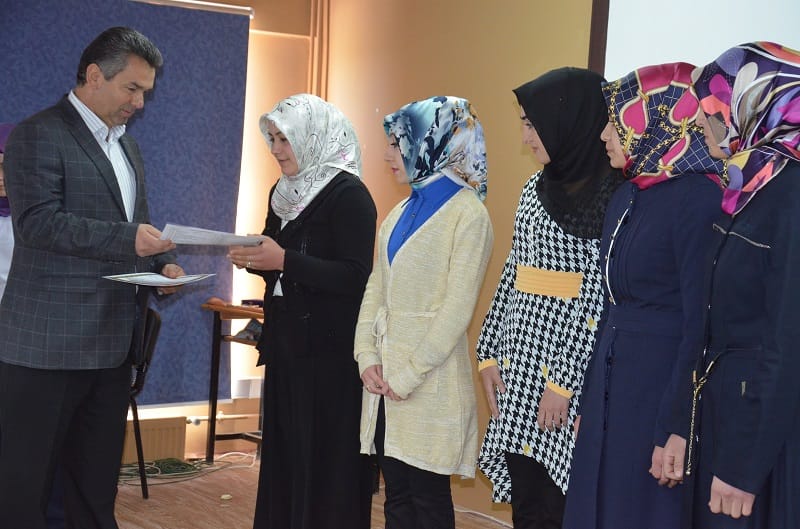 BAŞARILI 25 KURSİYER SERTİFİKALARINI ALDI