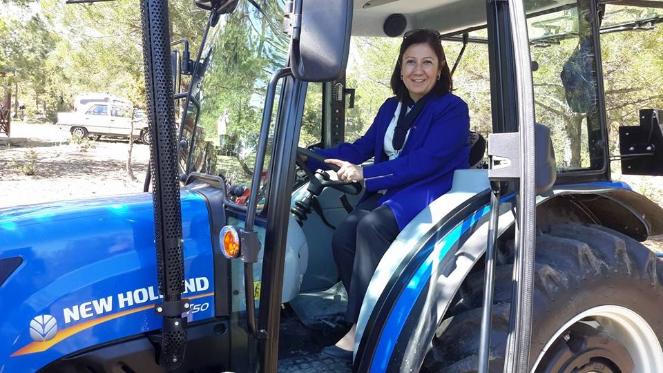 KADIN ADAYDAN TRAKTÖR POZU