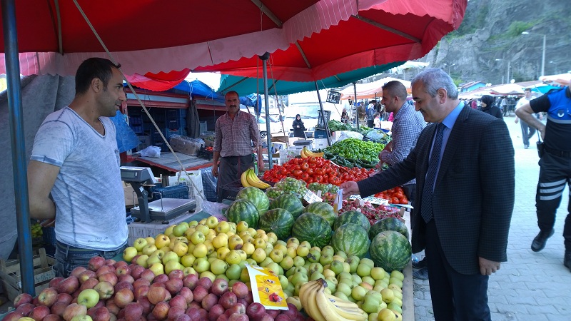 BELEDİYE BAŞKANI PAZARI BÖYLE DENETLEDİ