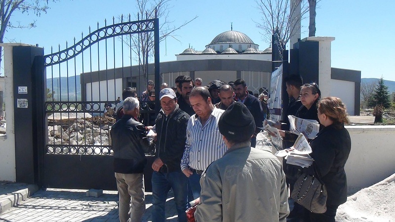 HDP’LİLER CAMİ ÖNÜNDE BİLDİRİ DAĞITTI