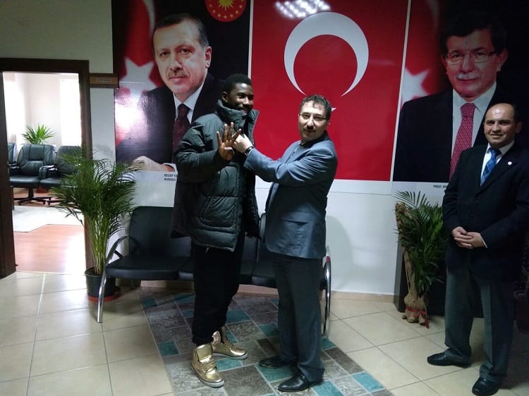 SENEGALLİ FUTBOLCU AK PARTİ’YE KATILDI