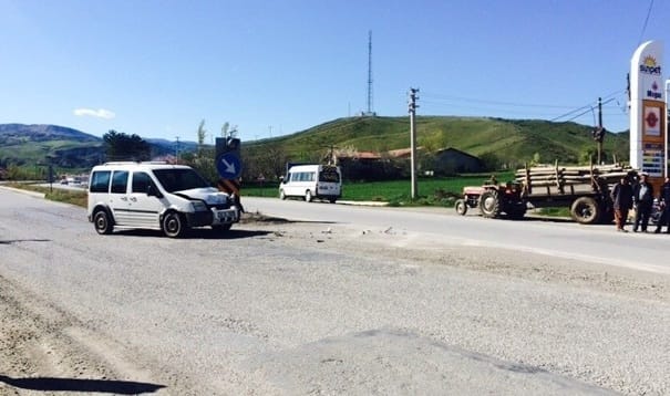 İSKİLİP’TE OTOMOBİLLE TRAKTÖR ÇARPIŞTI
