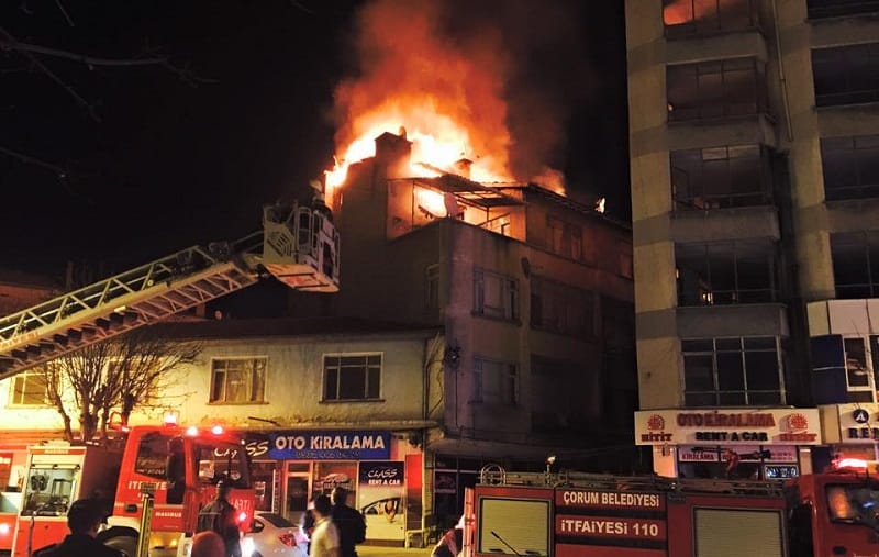 ÇORUM’DA MÜLTECİLER YANMAKTAN KURTULDU