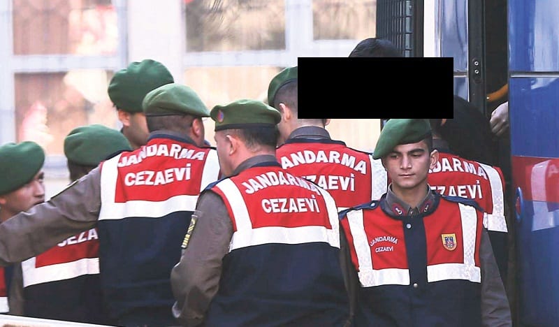 MAHKUM CEZAEVİNİ YAKMAYA KALKTI