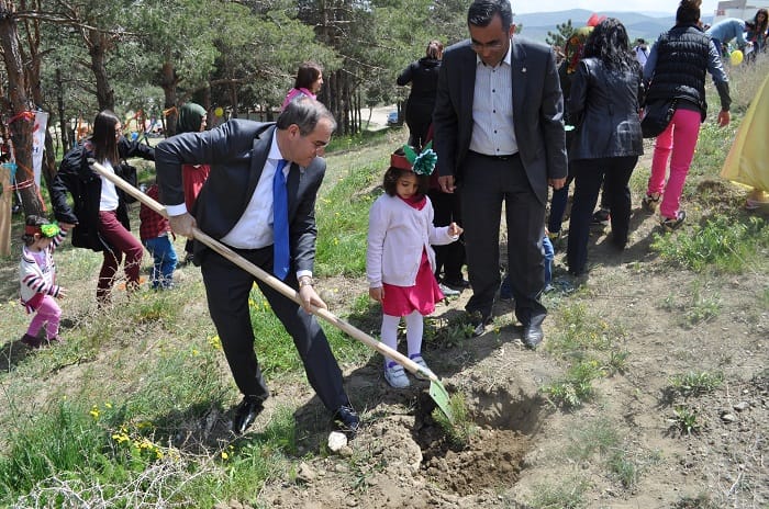 SUNGURLU MYO KAMPÜSÜNDE FİDAN DİKTİLER