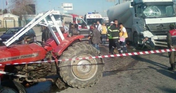 TIR İLE TRAKTÖR ÇARPIŞTI, 1 AĞIR YARALI