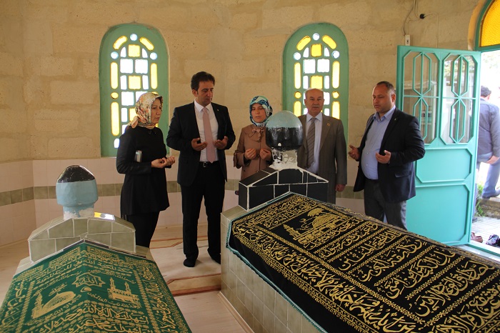 AK PARTİLİ CERİTOĞLU’NDAN TÜRBE ZİYARETİ