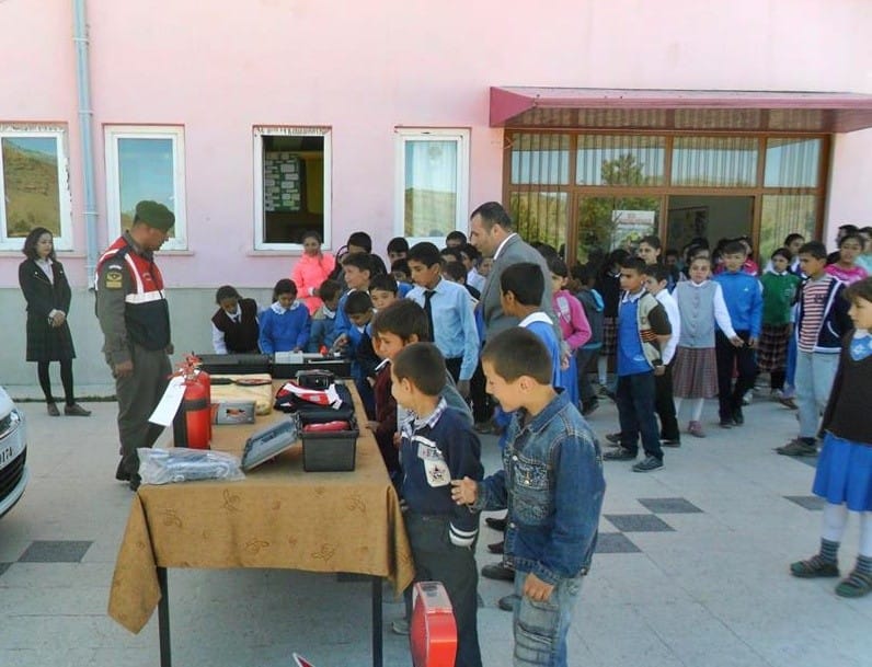 JANDARMA TRAFİK HAFTASINI KÖYDE KUTLADI