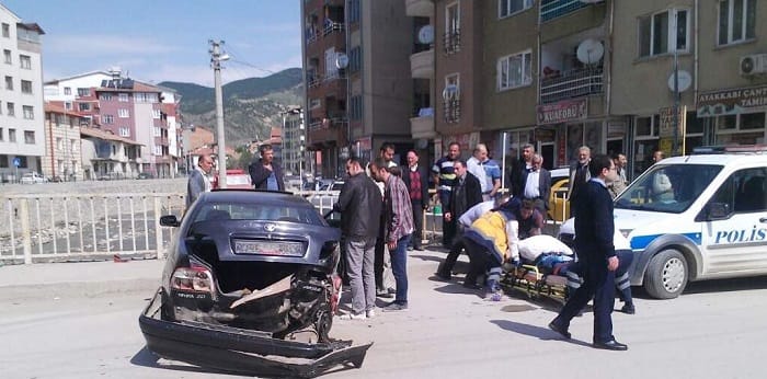 ÇORUM’DA KÖPRÜ ÜZERİNDE KAZA; 3 YARALI