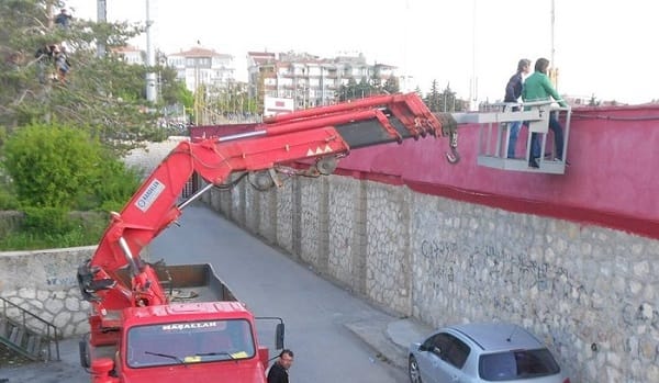 MAÇ İZLEMEK İÇİN VİNÇ KİRALADI