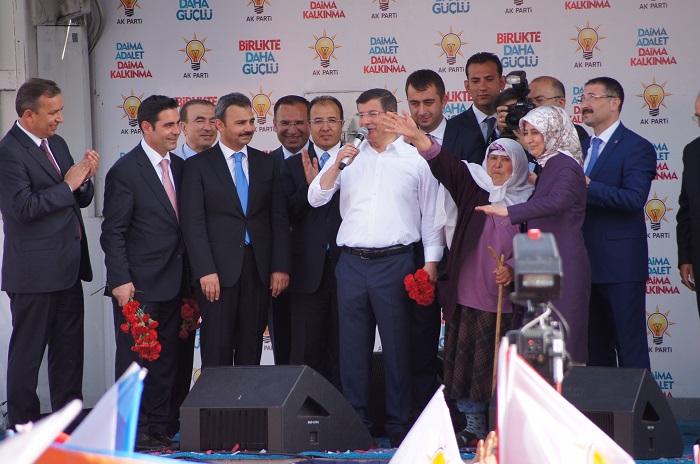 DAVUTOĞLU ÇORUM’DA GÜLİZAR NİNEYLE BULUŞTU