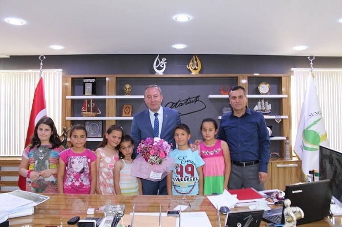 ŞAHİNER’E ÖĞRENCİLERDEN TEŞEKKÜR ZİYARETİ