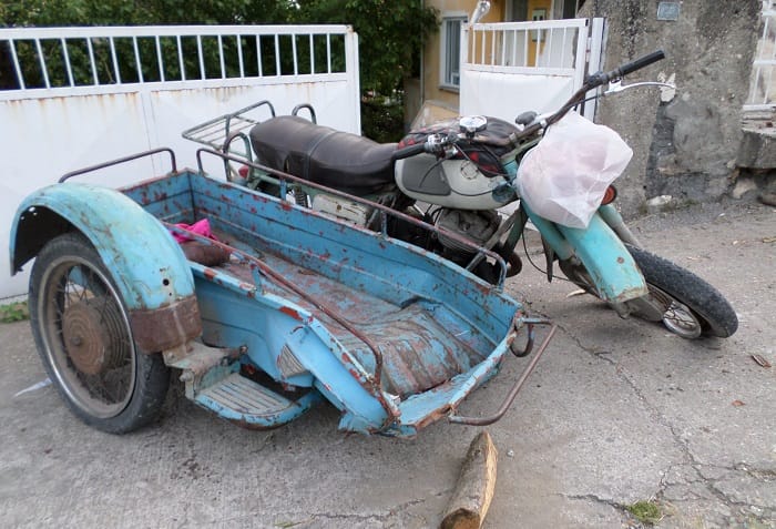 ODUN YÜKLÜ MOTOR BAHÇEYE UÇTU