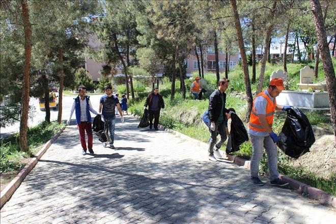 TEMİZ ÇEVRE İÇİN ÇÖP TOPLADILAR