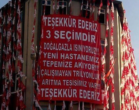 MHP’DEN BAKAN IŞIK’A PANKARTLI SÜRPRİZ