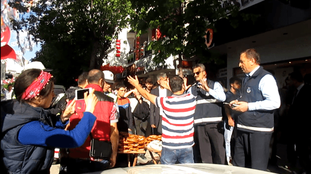 ZABITALARLA SİMİTÇİLER KAVGA ETTİ