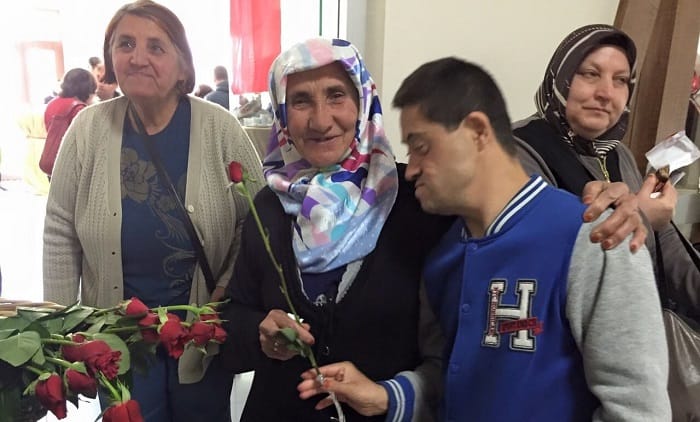 ENGELLİ GENÇLER ANNELER GÜNÜ’NÜ KUTLADI