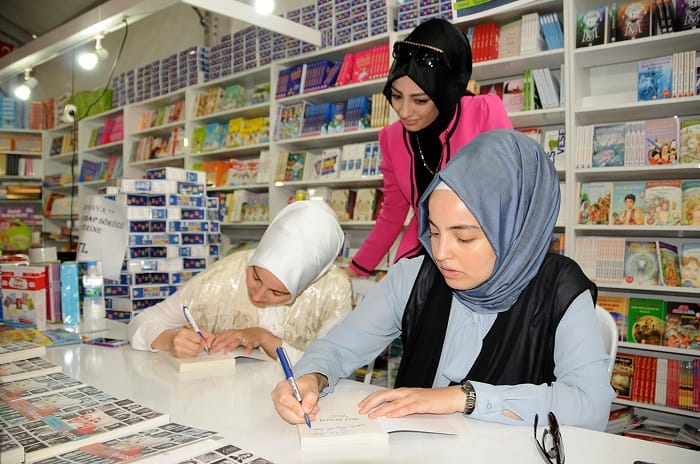 SÖNMEZIŞIK KARDEŞLER KİTAP SEVERLERLE BULUŞTU