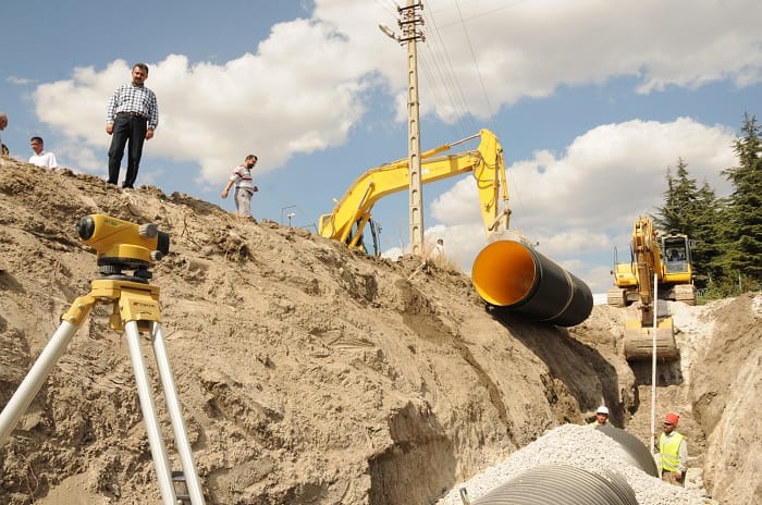 BELEDİYE, 2700 METRE YAĞMUR SUYU HATTI DÖŞÜYOR