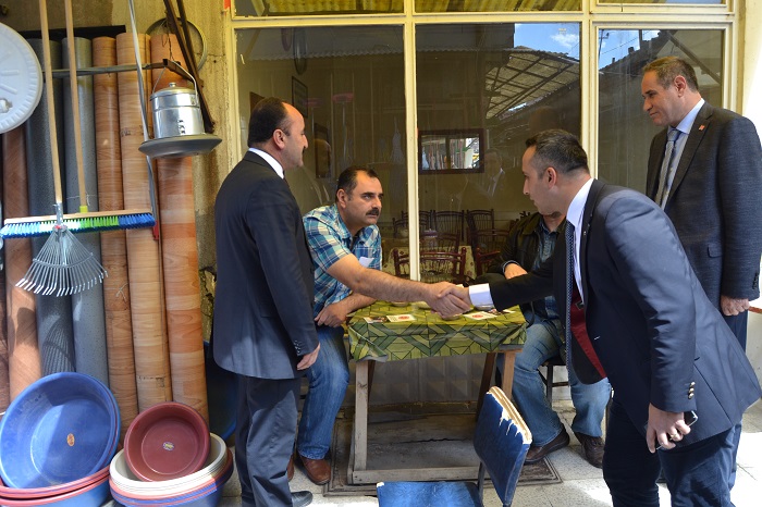 CHP’Lİ ADAYLAR ARASTA’DA ESNAFI ZİYARET ETTİ