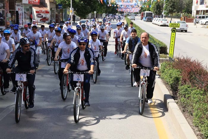 VALİ VE SİYASETÇİLER SAĞLIK İÇİN PEDAL ÇEVİRDİ