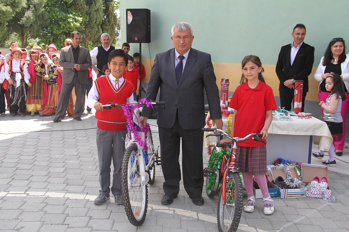 KİTAP OKUYARAK BİSİKLET KAZANDILAR