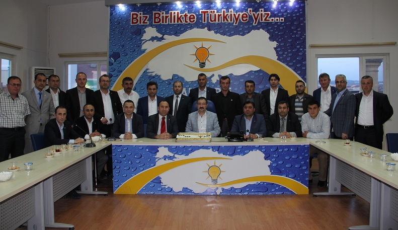 AK PARTİ’DE KURUCU GENÇLİK SAHAYA ÇIKTI