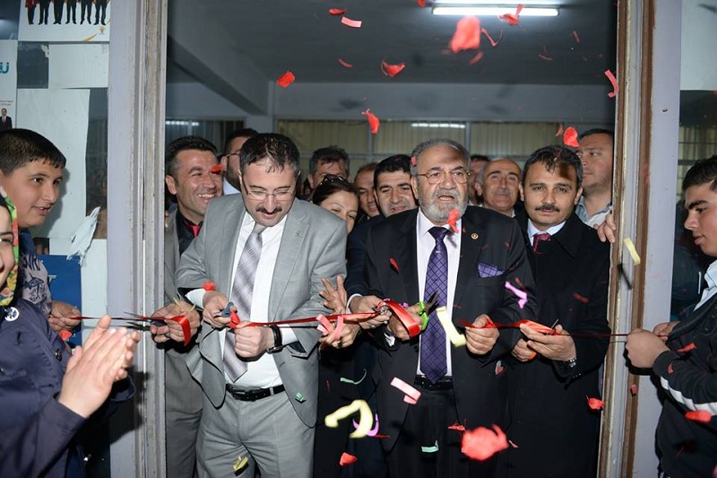 AK PARTİ’DEN MİTİNG GİBİ AÇILIŞ