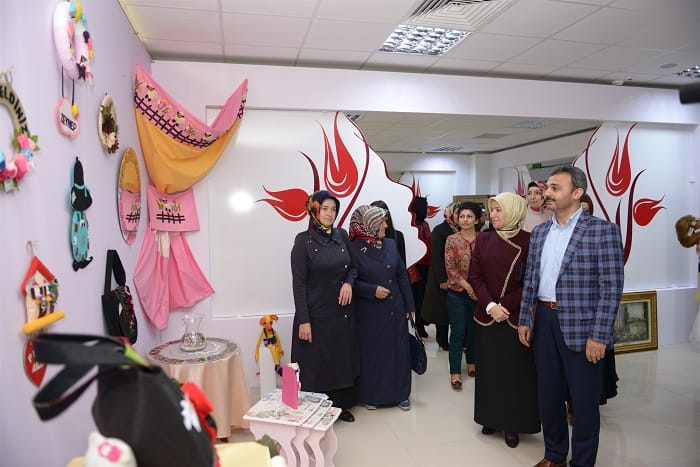KÜLCÜ, KKSM’NİN YIL SONU SERGİSİNİ GEZDİ